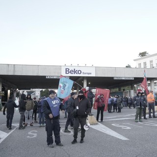 Sciopero e corteo alla Beko sulla provinciale a Biandronno. Il grido dei lavoratori: «Vogliamo lavorare, Cassinetta non si tocca»