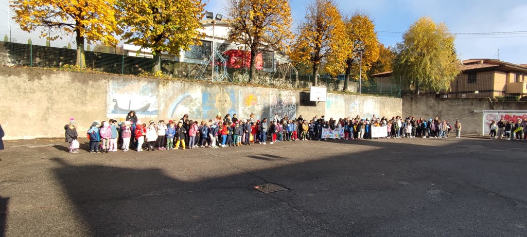 FOTO. Il bellissimo e colorato corteo dei bambini di Barasso, Comerio e  Luvinate per i diritti dei più piccoli 