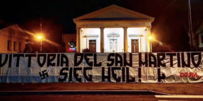 Lo striscione affisso dal gruppo neonazista Do.Ra. al Sacrario del San Martino di Cuveglio