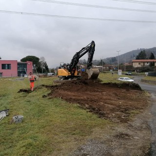 Il cantiere dei lavori di realizzazione della nuova rotonda tra via Pascoli e via Milano a Cocquio Trevisago (foto dalla pagina Facebook del Comune)