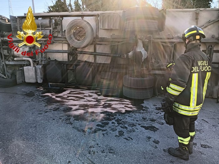 Il camion che si è ribaltato a Cislago con sversamento sulla strada di 200 litri di gasolio fuoriusciti dal serbatoio