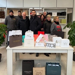 La grande &quot;famiglia&quot; della Cartaria Varesina. Da sinistra: Stefano Guzzetti, Andrea Pinna, Roberto Salice, Francesco Salice, Michela Savino, Simone Pisciotta, Sara Cortese, Giovanna Fortunato