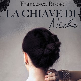 Dettaglio della copertina del romanzo &quot;La chiave di Niche&quot;. Nella gallery, l'autrice, Francesca Broso.