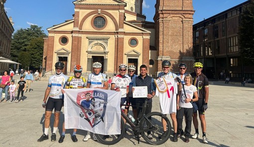 Sotto la pioggia e con Gigi Riva nel cuore: continua la ciclopedalata dedicata a Rombo di Tuono. E durante il tragitto arriva la telefonata di Albertosi