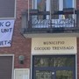 Lo striscione affisso al municipio di Cocquio Trevisago