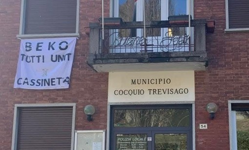 Lo striscione affisso al municipio di Cocquio Trevisago