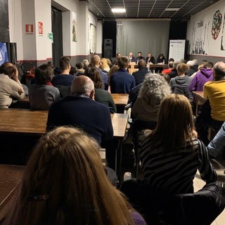 Un incontro nella sede di vicolo Carpi - Foto dalla pagina Fb di Comunità Giovanile