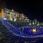 FOTO. Dopo un anno di buio si sono riaccese le luci di Natale di casa Santandrea a Cunardo: «Diamo luce alla speranza»