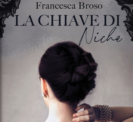 Dettaglio della copertina del romanzo &quot;La chiave di Niche&quot;. Nella gallery, l'autrice, Francesca Broso.