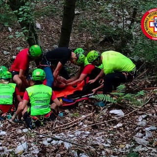 Estate, montagna osservata speciale. Il Soccorso alpino di Varese si esercita con la nuova barella