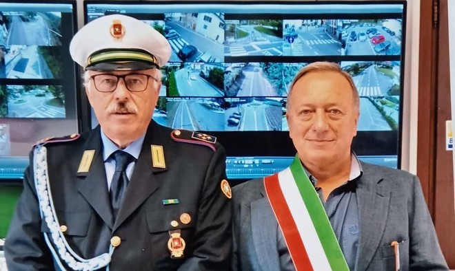 Il sovrintendente di polizia locale Antonio Fragnito con il sindaco di Clivio Peppino Galli (foto dalla pagina Facebook del Comune)