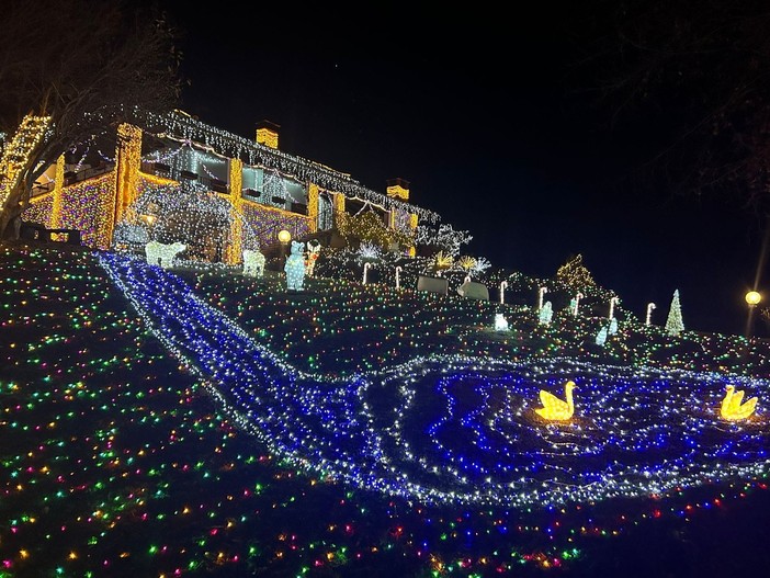 FOTO. Dopo un anno di buio si sono riaccese le luci di Natale di casa Santandrea a Cunardo: «Diamo luce alla speranza»