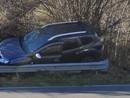 L'auto finita fuori strada a Cassano Valcuvia dopo il malore del conducente (foto da Luinonotizie.it)