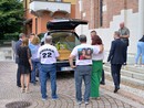 La famiglia di Chiara davanti alla chiesa di Sant'Agostino prima del funerale a Valle Olona (foto Alessandro Galbiati)