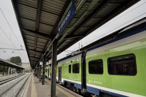 Due treni Caravaggio in servizio sulla Milano Cadorna-Varese-Laveno