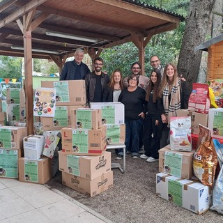 La consegna di cibo e prodotti per l'igiene al canile di Busto: raccolti ben oltre tre quintali