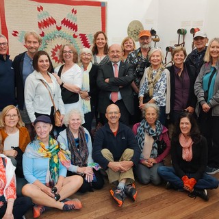 In foto: il gruppo di visitatori, Marie Reine Dupont (terza in piedi da sinistra) e il sindaco di Cuveglio Giorgio Piccolo, al centro