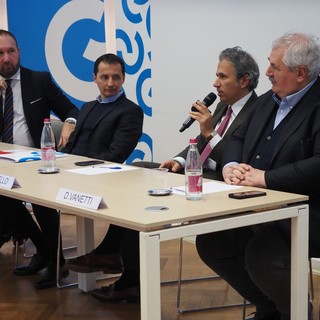 Un momento della conferenza stampa in cui la Camera di Commercio di Varese, presieduta da Mauro Vitiello, ha presentato il consueto report annuale dedicato al comparto immobiliare del territorio