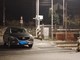 L'auto ferma tra i binari del passaggio a livello della stazione di Cocquio (foto tratta da Sei di Cocquio se)