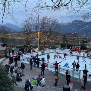 La pista di pattinaggio su ghiaccio di Cuasso al Monte che sarà teatro di uno spettacolo con Laudadio e il sindaco Bonora