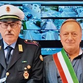 Il sovrintendente di polizia locale Antonio Fragnito con il sindaco di Clivio Peppino Galli (foto dalla pagina Facebook del Comune)