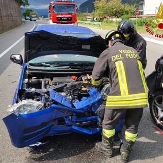 Scontro tra auto sulla statale 394 a Cittiglio, coinvolte tre donne. Disagi al traffico in entrambe le direzioni