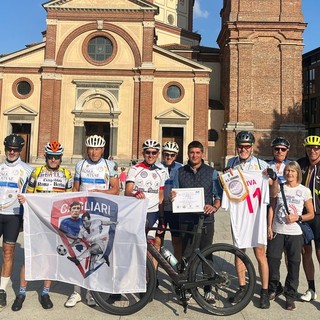 Sotto la pioggia e con Gigi Riva nel cuore: continua la ciclopedalata dedicata a Rombo di Tuono. E durante il tragitto arriva la telefonata di Albertosi