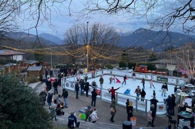 La pista di pattinaggio su ghiaccio di Cuasso al Monte che sarà teatro di uno spettacolo con Laudadio e il sindaco Bonora