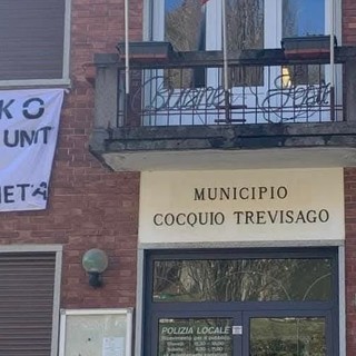 Lo striscione affisso al municipio di Cocquio Trevisago