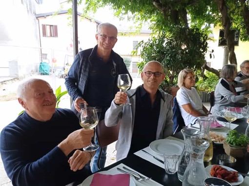 FOTO. Da Gavirate a Cazzago Brabbia in cammino per riscoprire il lago di Varese e un pranzo a base di pesce siluro