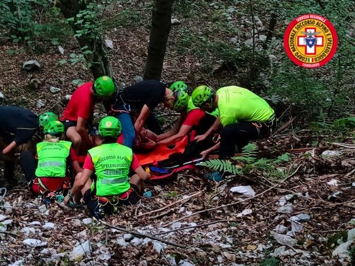 Estate, montagna osservata speciale. Il Soccorso alpino di Varese si esercita con la nuova barella