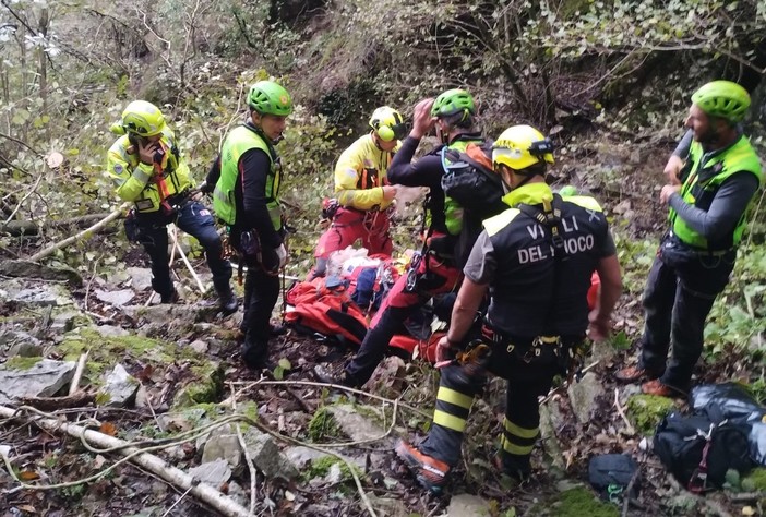 Le operazioni di soccorso all'uomo caduto in un dirupo a Castelveccana