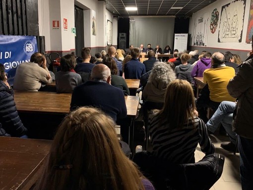 Un incontro nella sede di vicolo Carpi - Foto dalla pagina Fb di Comunità Giovanile