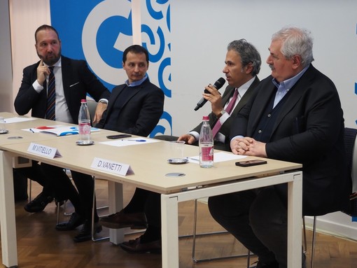 Un momento della conferenza stampa in cui la Camera di Commercio di Varese, presieduta da Mauro Vitiello, ha presentato il consueto report annuale dedicato al comparto immobiliare del territorio