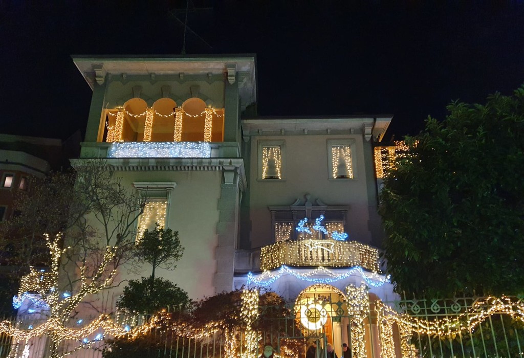 FOTO E VIDEO Si accende la “Casa delle lucine” di Busto. Una magia