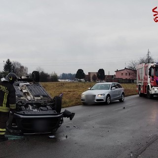 FOTO. Incidente stradale con ribaltamento a Cassano Magnago: estratta dal veicolo dai vigili del fuoco una 45enne