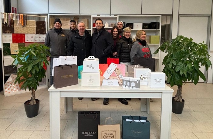 La grande &quot;famiglia&quot; della Cartaria Varesina. Da sinistra: Stefano Guzzetti, Andrea Pinna, Roberto Salice, Francesco Salice, Michela Savino, Simone Pisciotta, Sara Cortese, Giovanna Fortunato