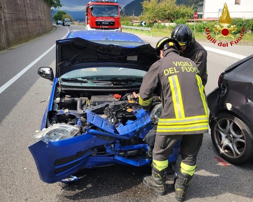 Scontro tra auto sulla statale 394 a Cittiglio, coinvolte tre donne. Disagi al traffico in entrambe le direzioni