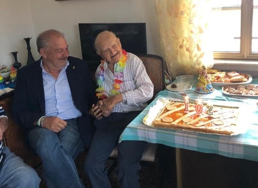 Il sindaco Franco Zeni con il festeggiato Dante Lovati