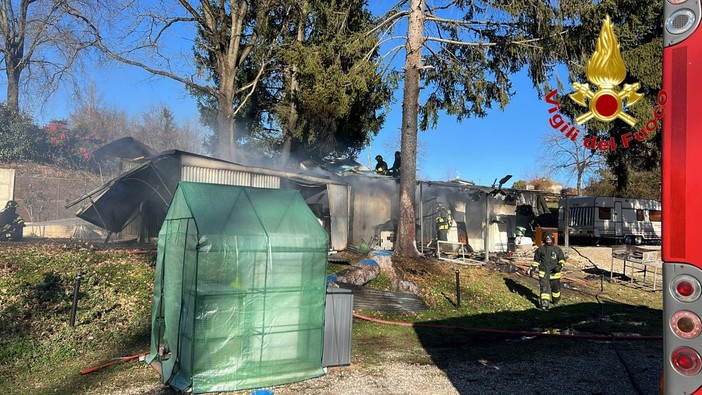 Incendio in un campo nomadi a Cassano Magnago: soccorsi due ragazzi