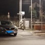 L'auto ferma tra i binari del passaggio a livello della stazione di Cocquio (foto tratta da Sei di Cocquio se)