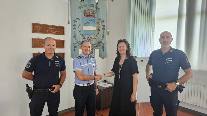 Il sindaco di Cittiglio Magnani accoglie il nuovo comandante della polizia locale Di Marco (foto da Facebook Polis)