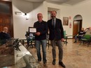 Michele Pacelli premiato dal sindaco di Caravate Nicola Tardugno