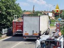 FOTO. Cassano Magnago, camion urta una linea dell'illuminazione pubblica e danneggia alcuni pali