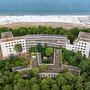 L'impressionante gigante addormentato e ormai a pezzi della Colonia Varese di Milano Marittima visto dal drone e separato solo dai pini dalla folla agostana sulle spiagge (foto Alessandro Umberto Galbiati)