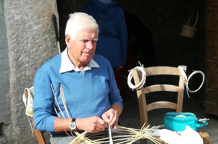 La bellissima storia di vita di Francesco Ardizzino, sordocieco, che con le sue mani intreccia cestini e insegna a persone disabili