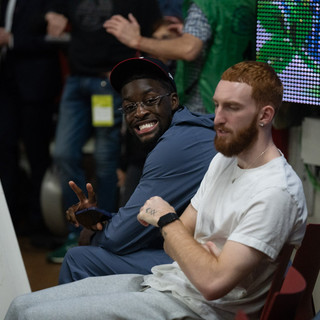 Nico Mannion, in borghese, durante Varese-Pistoia (foto di Fabio Averna)