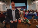 Davide Castiglioni, milanista doc 2023, con la targa e accanto alla coppa arrivata grazie all'Associazione Italiana Milan Club