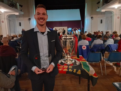 Davide Castiglioni, milanista doc 2023, con la targa e accanto alla coppa arrivata grazie all'Associazione Italiana Milan Club