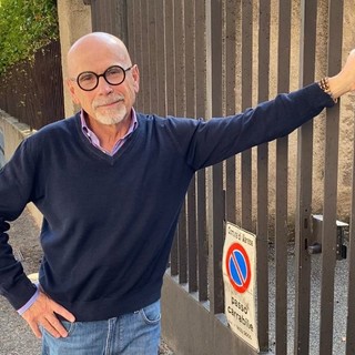 Daniele Zanzi davanti al cancello oltre il quale c'è il campetto dell'oratorio della sua Sant'Ambrogio: «Riapriamolo, così come tutti i campetti e i negozi di quartiere»